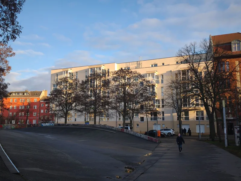 Helles möbliertes 1-Zimmer-Apartment direkt am S/U Bahnhof Lichtenberg — photo 1